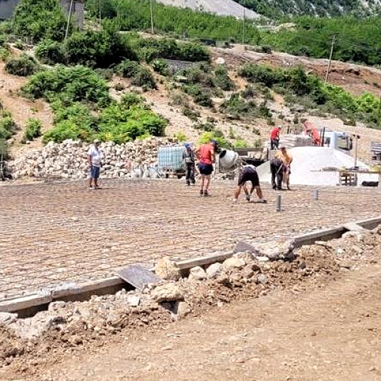 Priprava temeljne plošče za modularno šolo v občini Kruje, Albanija